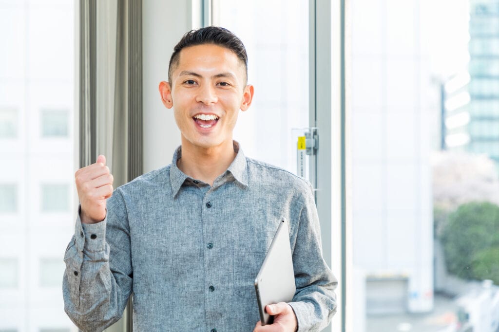 ガッツポーズをする男性