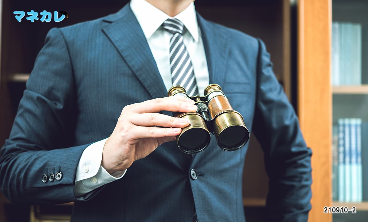 スーツと双眼鏡