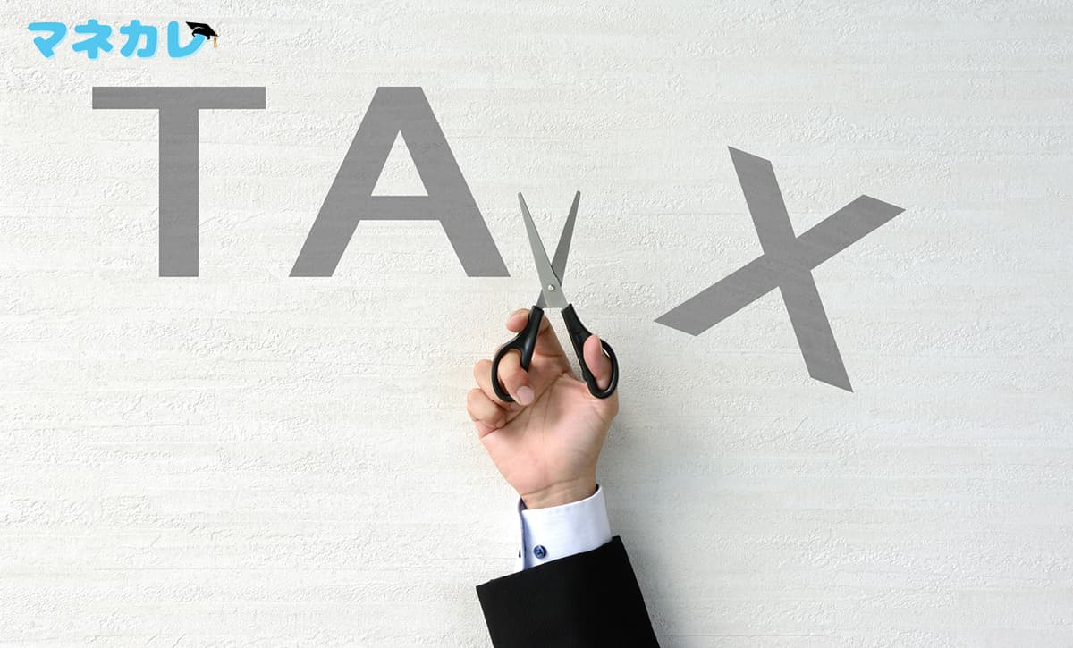 TAXの文字を切り取るハサミ