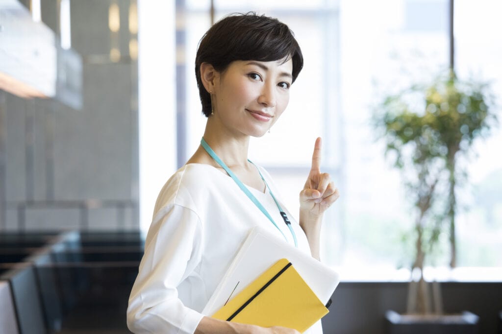 人差し指を出す女性
