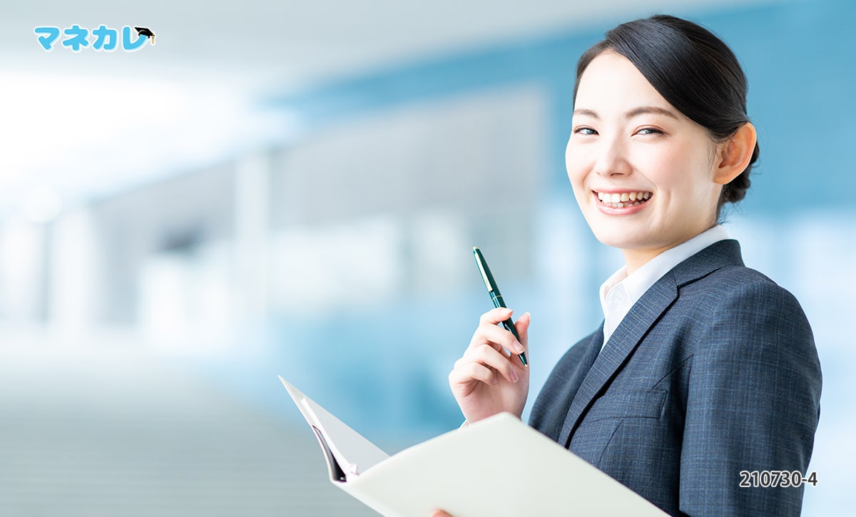 ペンと紙を持つ女性IFA