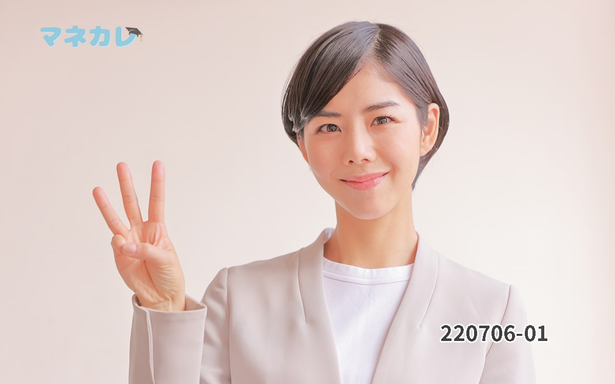 3本指を出す女性