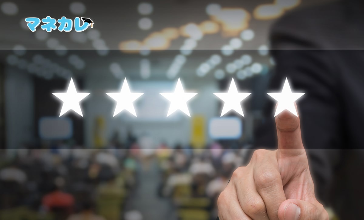 5つ星を指差すビジネスマン