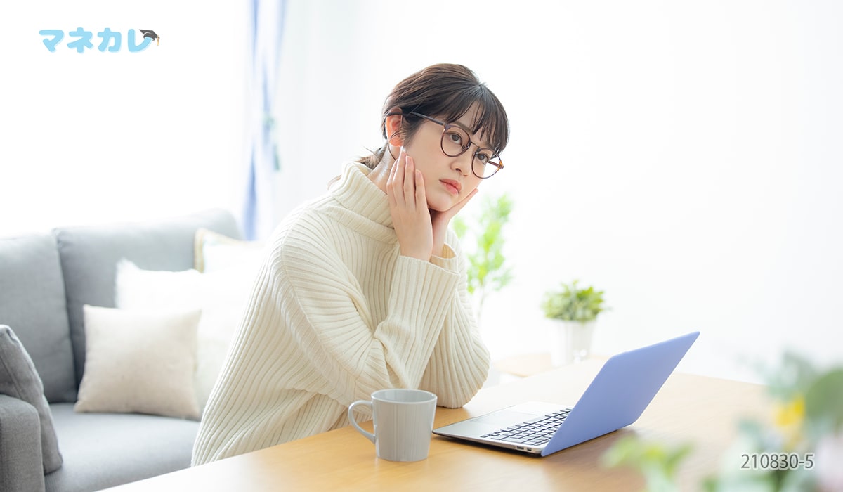 NISAの確定申告に悩む女性
