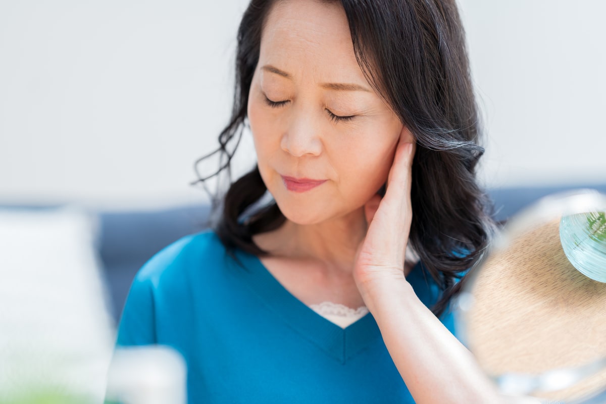 資産運用に悩むミドル女性