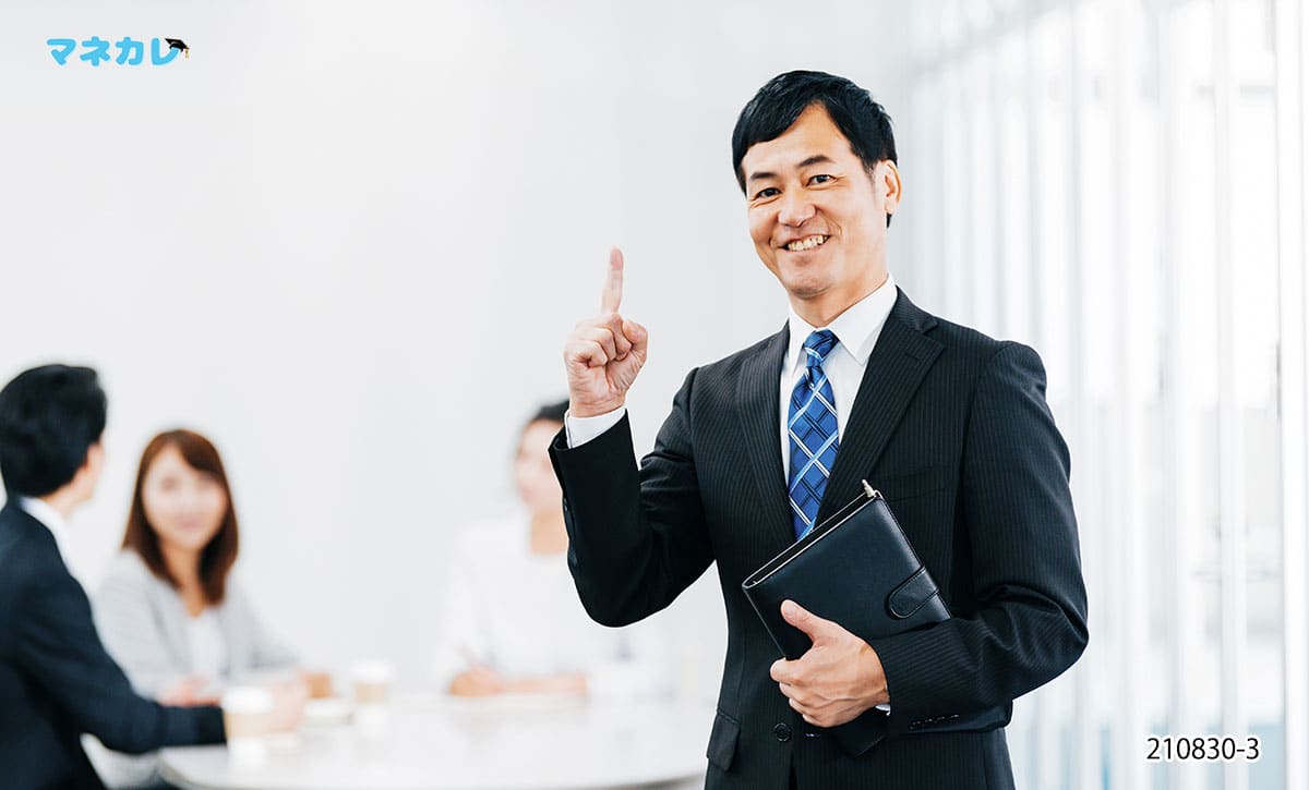 人差し指を上げるIFAの男性