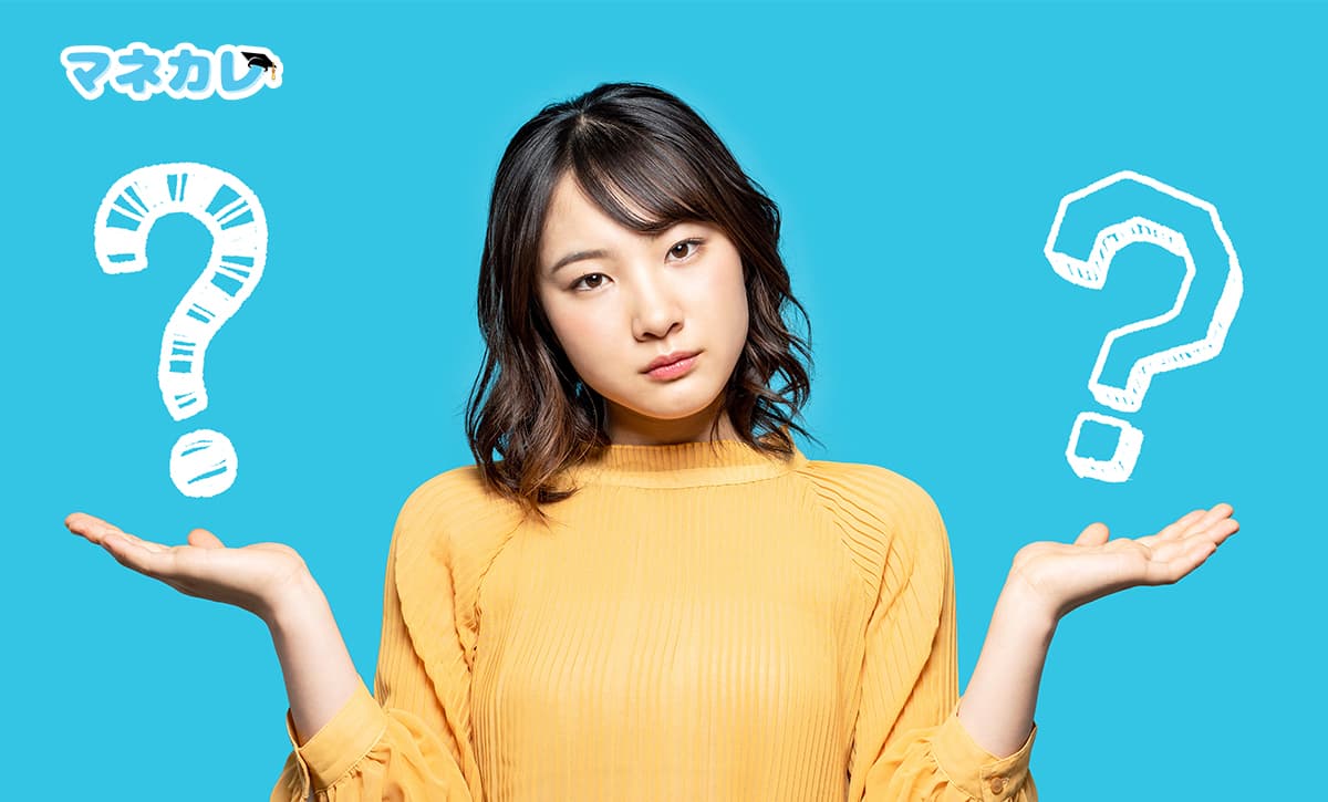 2つのものを比較する女性