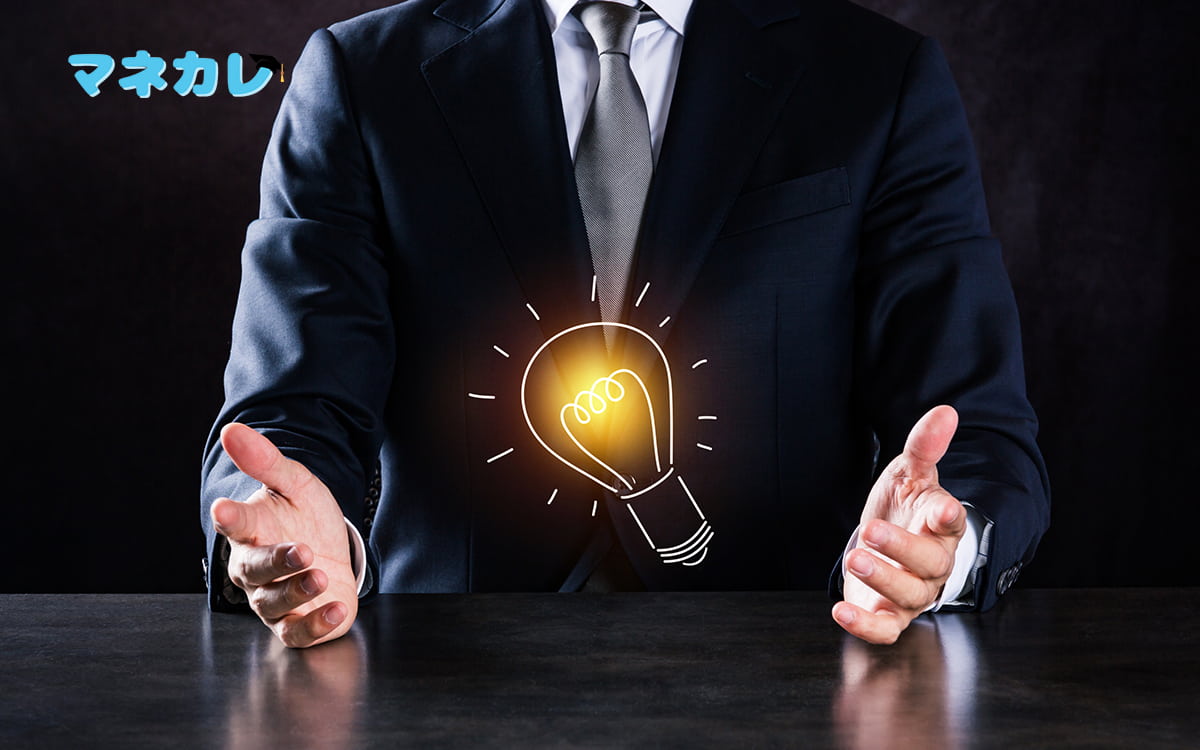 アイデアがひらめいたスーツの男性