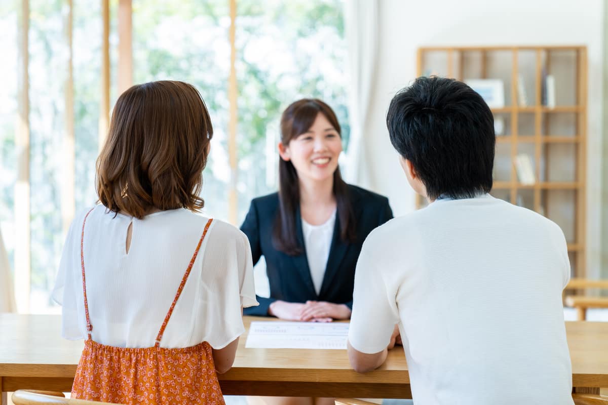 夫婦に説明するIFAの女性のイメージ