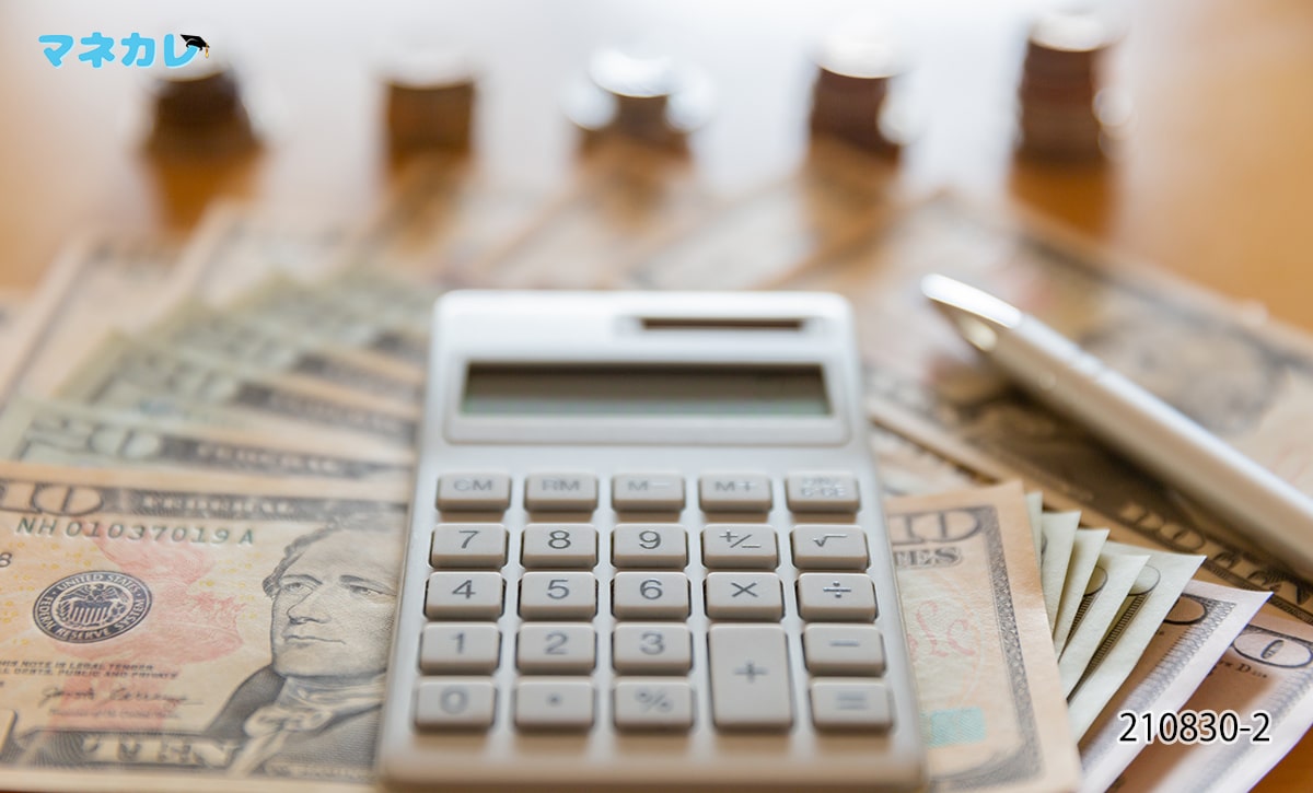 ドル紙幣の上に置かれた電卓