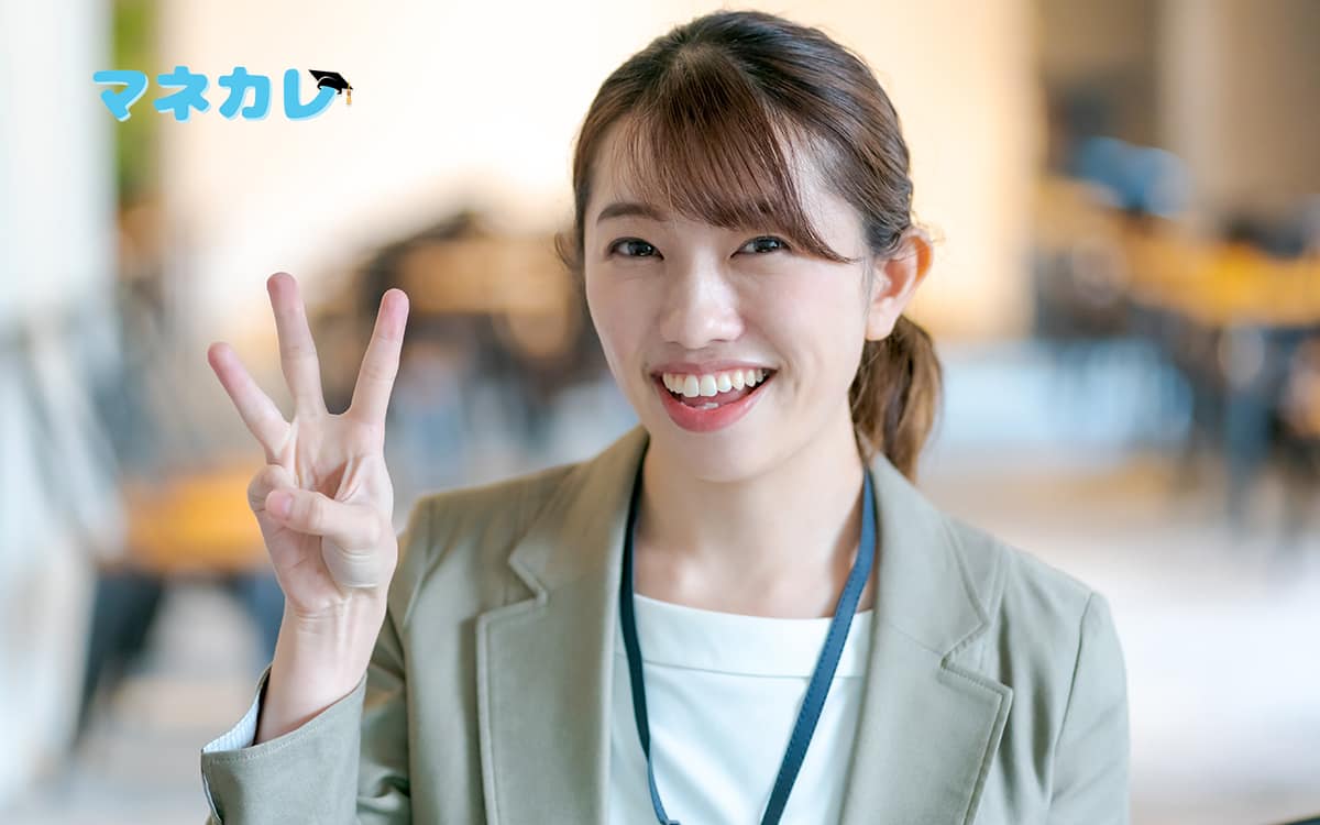 3本指を出す女性