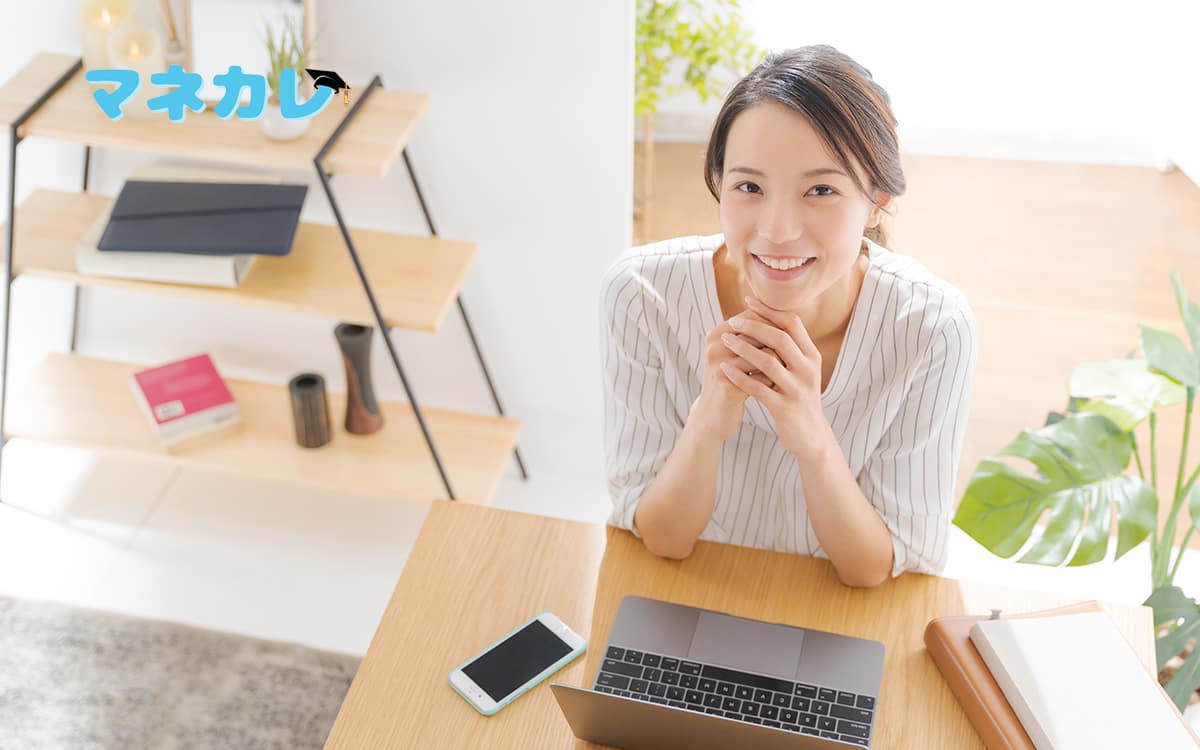 PCを前に微笑む女性