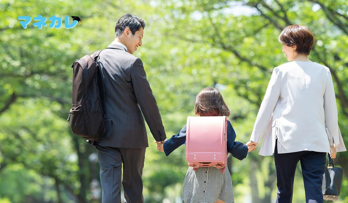 手をつなぐ親子